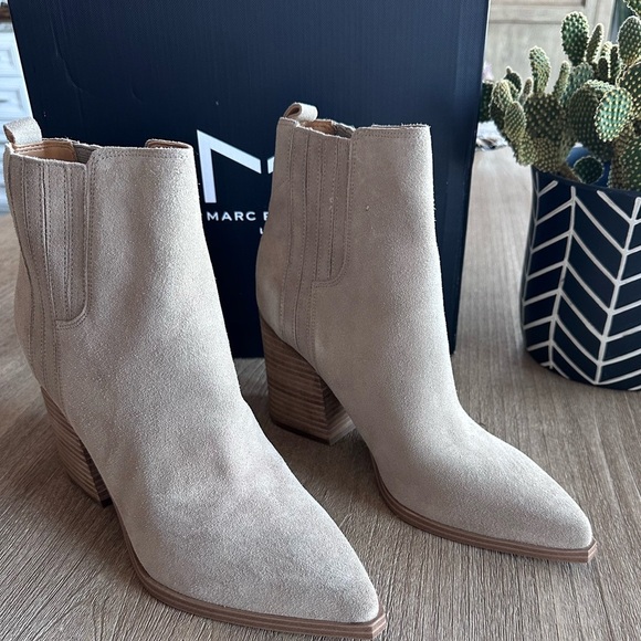 Marc Fisher Oshay Bootie Suede Block Heel Western Pointed Toe Light Grey 10 NWB - Picture 3 of 10